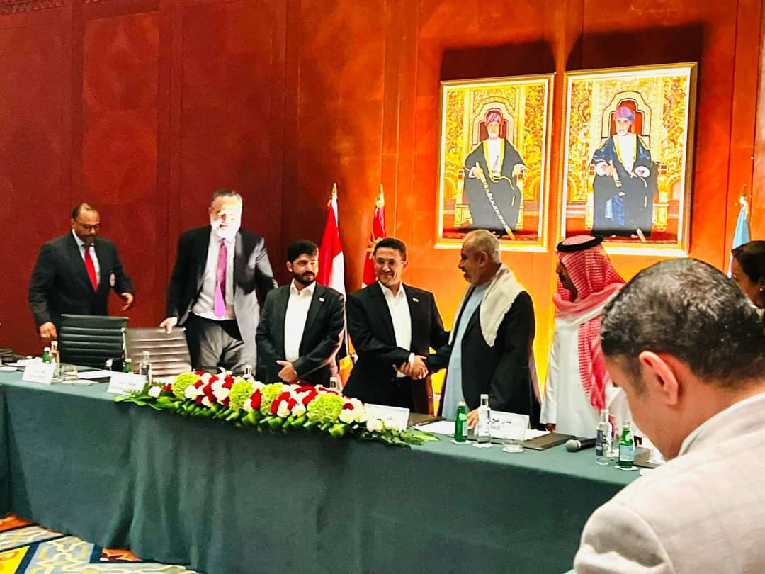 أهم ما تضمنه اتفاق اليوم هو:
- تنفيذ صفقة رقمية تشمل 2900 أسير من الطرفين سيتم الاتفاق على أسمائهم خلال شهر.
- انتشال كل الجثامين من كل الجبهات والمناطق وتسليمها عبر اللجنة الدولية للصليب الأحمر.
- تشكيل لجان لزيارة كل السجون بعد تنفيذ الصفقة وحصرمن تبقى من الأسرى وإطلاقهم.