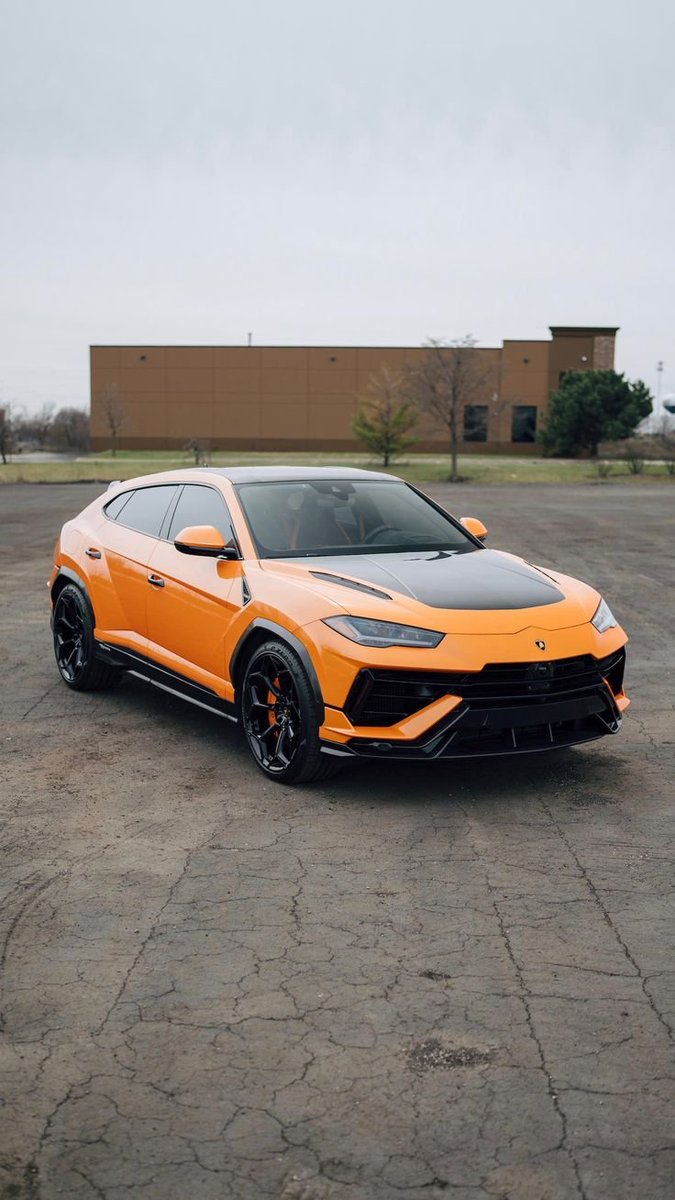 DChat__'s tweet image. The road presence is just on another level — you can practically feel people's heads turning as you glide by. 🍊