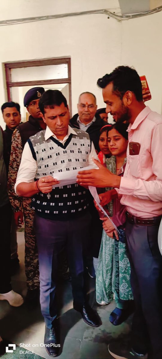 pcsharmainc's tweet photo. जन सुनवाई में आज जन सेवा मित्रों का दर्द साफ झलका।

प्रदेश के अलग–अलग जिलों में कलेक्ट्रेट कार्यालय पहुँचकर जन सेवा मित्रों ने मुख्यमंत्री के नाम ज्ञापन सौंपा और कहा कि वर्षों तक ईमानदारी से काम करने के बावजूद आज वे बेरोज़गारी और अनिश्चित भविष्य से जूझ रहे हैं।
जन सेवा मित्रों ने सरकार से पुनः नियुक्ति कर उनके अनुभव और सेवाओं का सम्मान करने की मांग की।

#जनसेवा_मित्रो_को_बहाल_करो
@Barmer_Harish @jitupatwari @UmangSinghar @INCIndia @INCMP