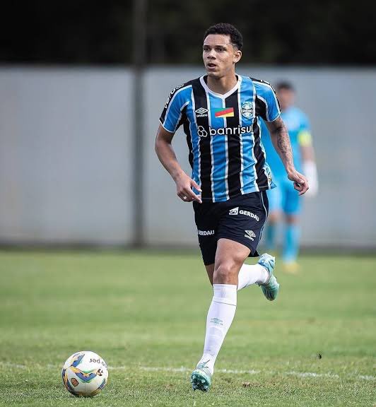 luciorangel_'s tweet photo. ⚠️ O Botafogo realizou nova proposta pelo zagueiro Viery (20), do Grêmio.
A oferta foi de empréstimo com opção de compra no valor de R$ 7 milhões.
A direção do clube gaúcho recusou.
O alvinegro segue no mercado em busca de zagueiros.
#jphansen https://t.co/xy3XHk0YzU