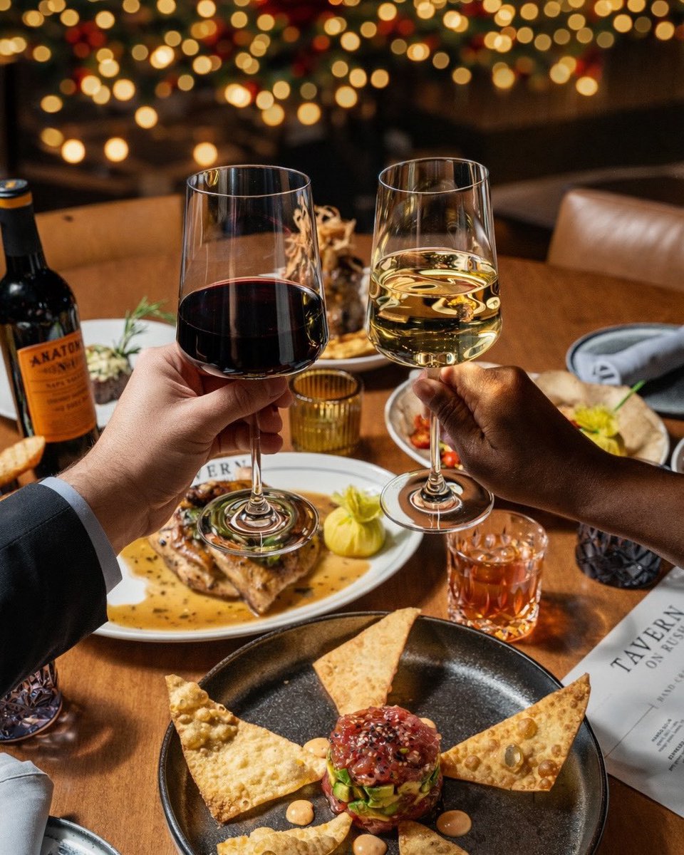 Where holiday toasts turn into unforgettable nights. 🍷🎄 Celebrate the season at Tavern on Rush.