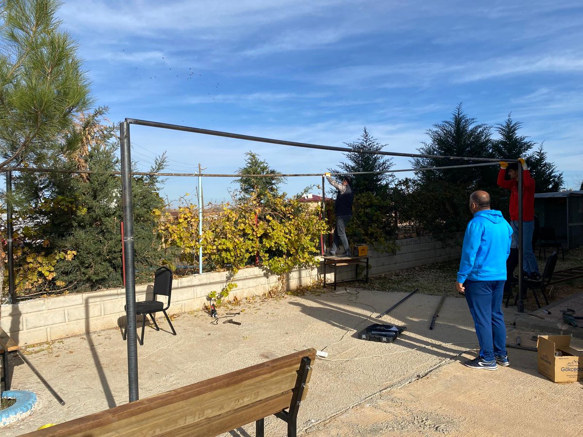 Öğretmenim, değerli Müdürüm Kamber Elmas'ın okulunda (Bozova Atatürk Barajı Çok Programlı Anadolu Lisesi) başlatılan "Her Ay Bir Köy Okulu" projesiyle gurur duydum!
Öğretmen ve öğrencilerimiz her ay bir köy okulunu ziyaret edip, tamir-bakım-onarım çalışmalarıyla eğitim