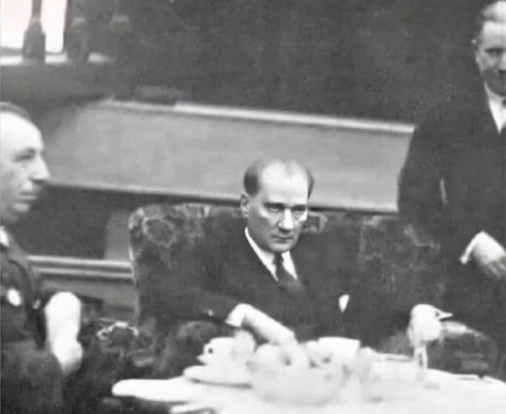 Halkını cehalet ve sefalete teslim eden yöneticiler yok olmaya, cehalet ve sefalete sürükleyen yöneticileri seçen halk ise köle olmaya mahkumdur. #AsgariÜcret

Gazi Mustafa Kemal ATATÜRK