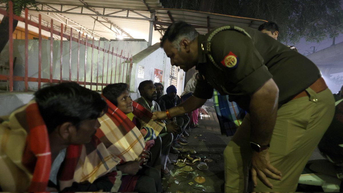 समाज में रहने वाले हर व्यक्ति की एक नैतिक जिम्मेदारी होती है कि वह दूसरे के दर्द को महसूस करे और उसकी मदद करे। भीषड़ ठंड के बीच लखनऊ पुलिस ने सड़क पर सोने वाले बेसहारा लोगों को कंबल देकर राहत पहुंचाने का काम किया।

#lucknow #lucknowpolice #UPPolice  #viralpost #HumanityFirst