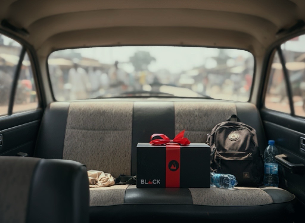blacklyfug's tweet photo. Why are BLACK gifts everywhere? 
#EveryGift|sBLACK #BLACKChristmas
#BLACKeverywhere #christmas https://t.co/BHkTDBayT5