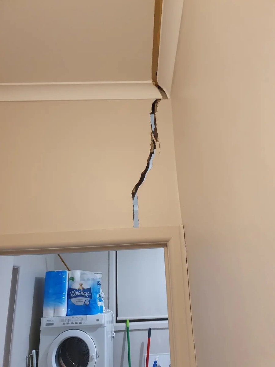 asdkfjasdlfjd's tweet image. Crack in my house. Is this normal? What would cause this?