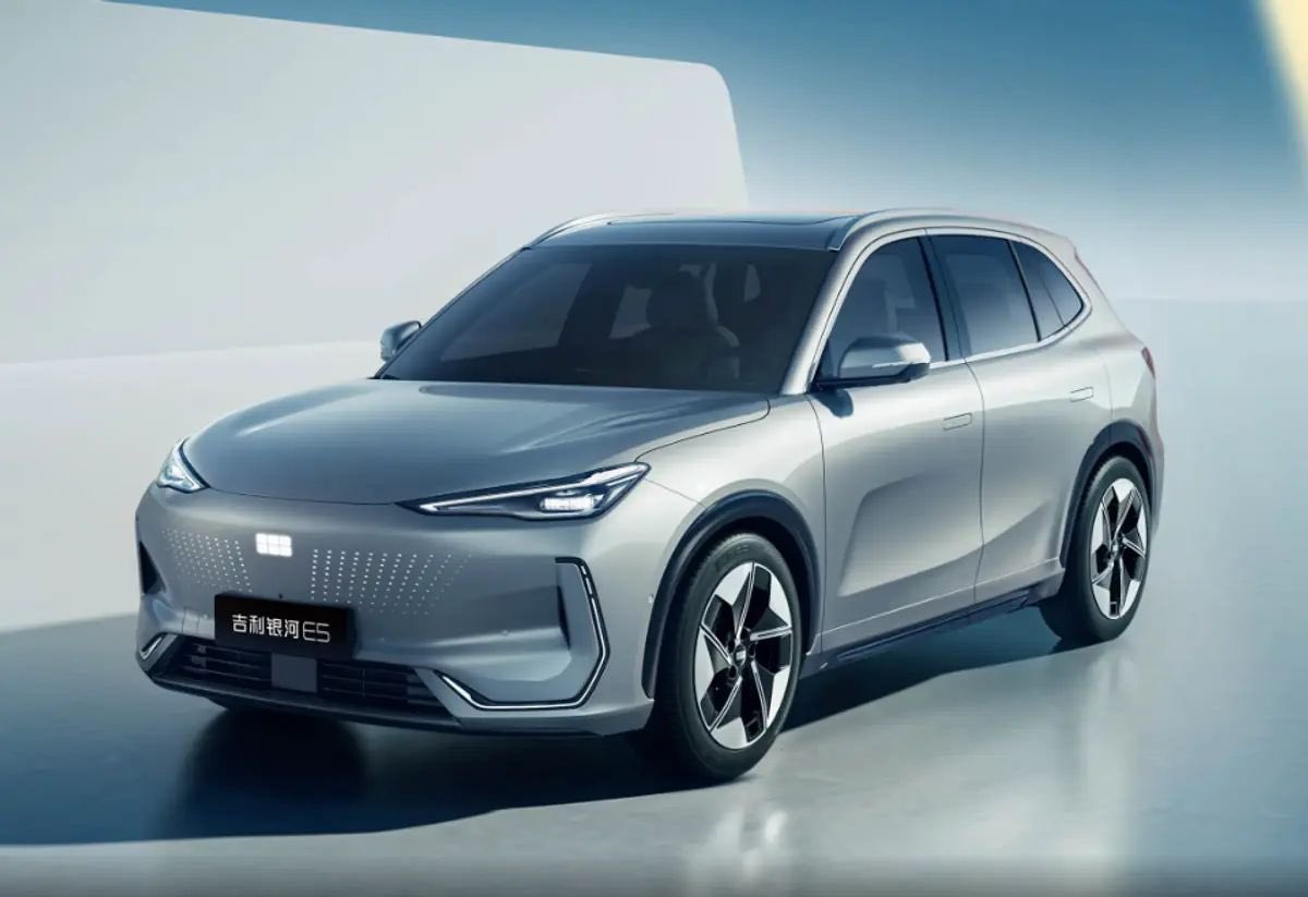 AutosyMas's tweet image. #LoMejorDelAño
La electrificación sigue creciendo en nuestro país 🔋🇲🇽
La Geely EX5 EM-i 2026 llega a México como SUV híbrida enchufable con +1,000 km de rango combinado y hasta 105 km en modo 100% eléctrico.
Preventa inicia el 11 de octubre.
@geelyautomexico #SUVhibrida #phev