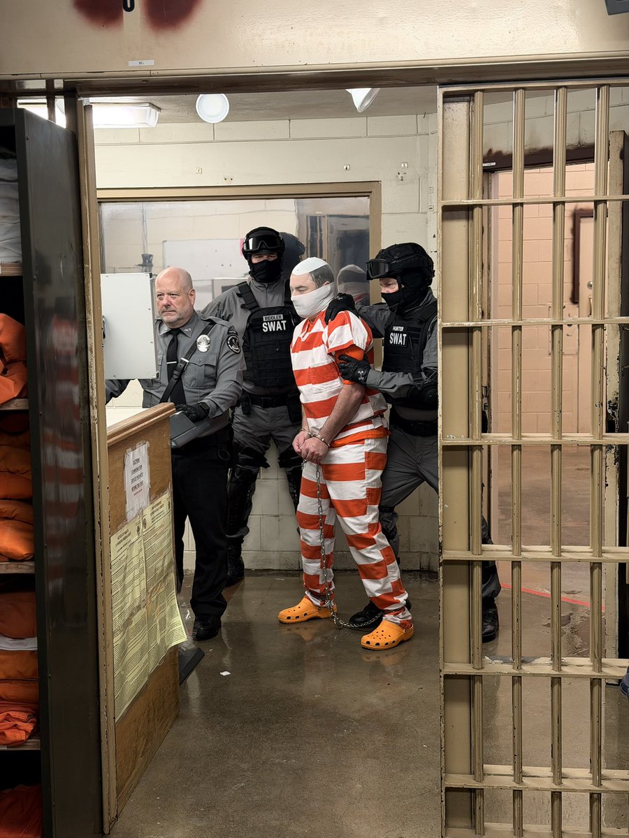 SWAT_Studios23's tweet image. Processing @boundtight85 into a new cellblock for unruly inmates . With @Hunter_Chase_23 and @ahikingbear . @Facility_22