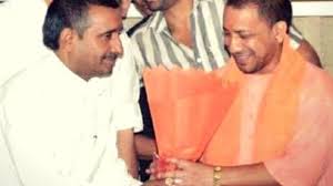 iamAKstalin's tweet photo. सबसे बड़ा मजाक — कानून सबके लिए बराबर है!

कुलदीप सेंगर — भाजपा का सवर्ण विधायक
गायत्री प्रजापति — सपा का पिछड़ा विधायक

दोनों पर आरोप लगभग समान हैं—यौन शोषण। बल्कि कुलदीप सेंगर पर तो इससे भी गंभीर आरोप हैं—पीड़िता के पिता, वकील और बुआ की साजिशन हत्या तक के आरोप।

फिर भी— दोनों को कोर्ट ने आजीवन कारावास की सज़ा सुनाई। लेकिन आज दिल्ली हाईकोर्ट ने कुलदीप सेंगर की सज़ा सस्पेंड कर उसे जमानत पर रिहा कर दिया। जबकि उसी तरह के आरोपों में बंद गायत्री प्रजापति की सज़ा बरकरार है।

सवाल सीधा है—एक को राहत, दूसरे को नहीं—क्यों? क्या न्याय जाति, दल और रसूख देखकर बदला जाता है? क्या सवर्ण और सत्ता के करीब होना सज़ा हल्की करा देता है?

यह सिर्फ दो व्यक्तियों का मामला नहीं, यह न्याय व्यवस्था की निष्पक्षता पर सीधा सवाल है। अगर कानून सबके लिए बराबर है, तो बराबरी दिखनी भी चाहिए—फैसलों में, राहत में, और सख्ती में भी।