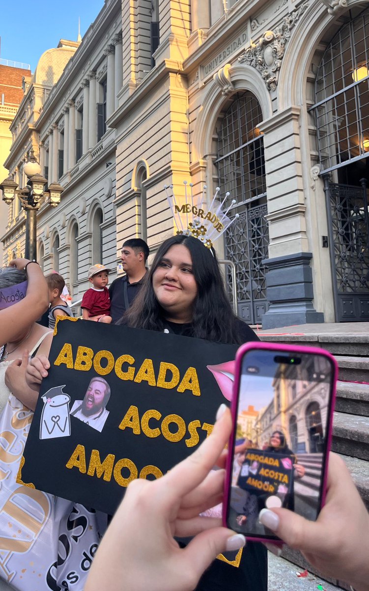 Siempre soñé con este momento. Ser la primera generación universitaria de mi familia y poder decir que lo logré.

Confiar en una misma es clave: hoy miro hacia atrás y sé que cada esfuerzo valió la pena. 🥹💘