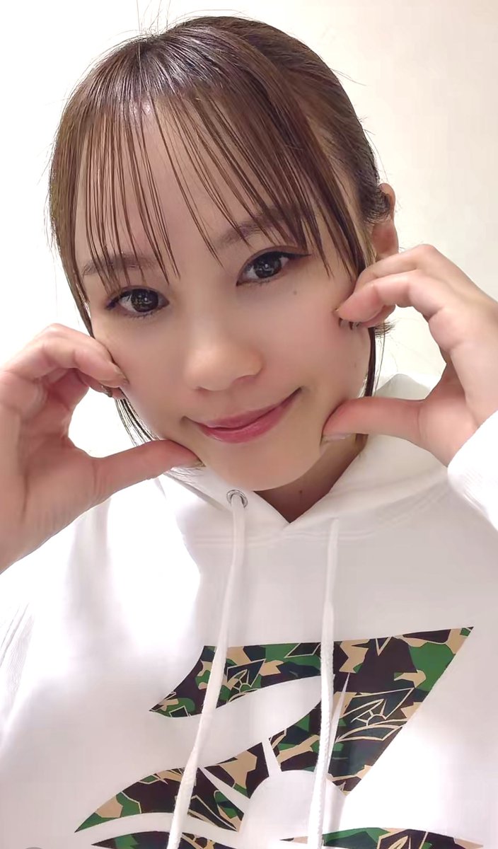 加奈ちゃんティックトックライブ🎄🎅 スクショタイムのポーズほっぺ