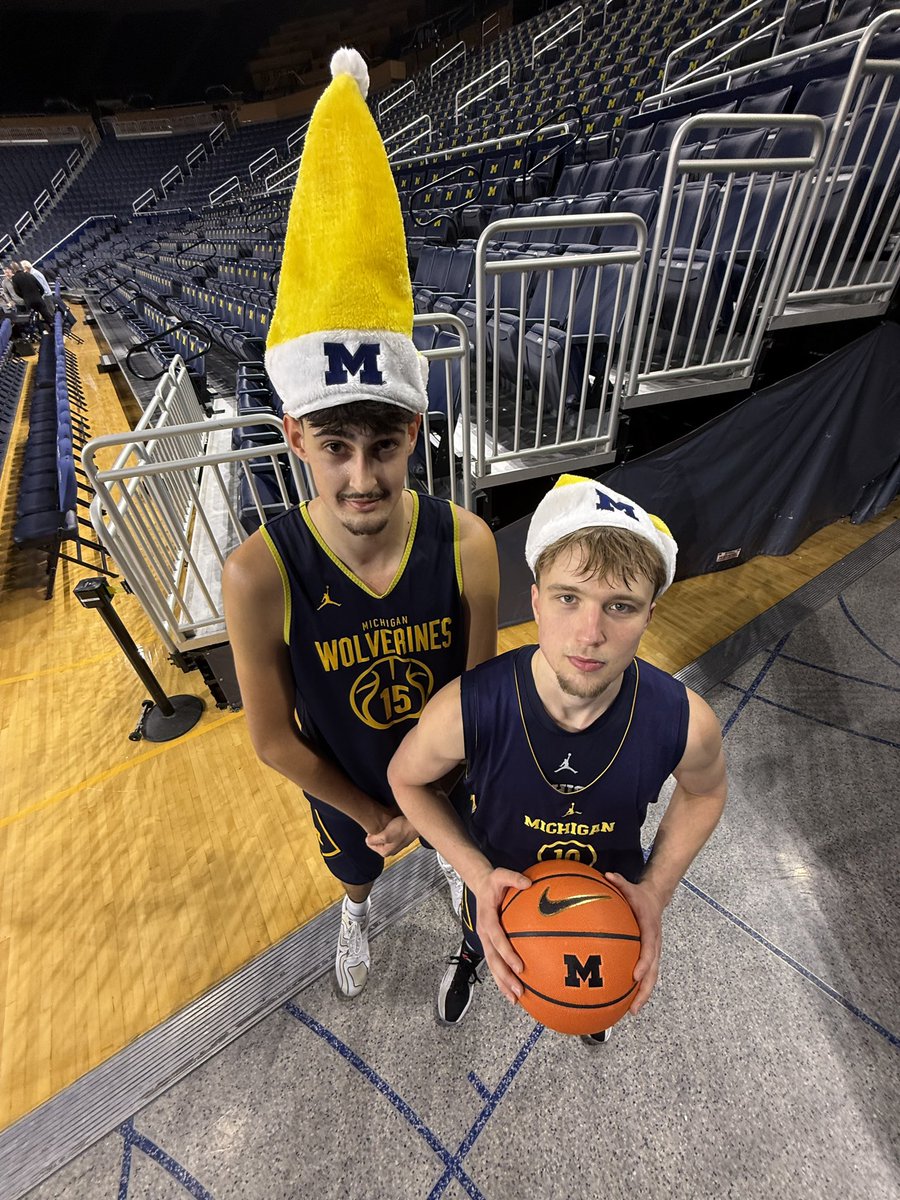 umichbball's tweet photo. Getting into the holiday spirit! 🎅 https://t.co/dtvLARkkUe