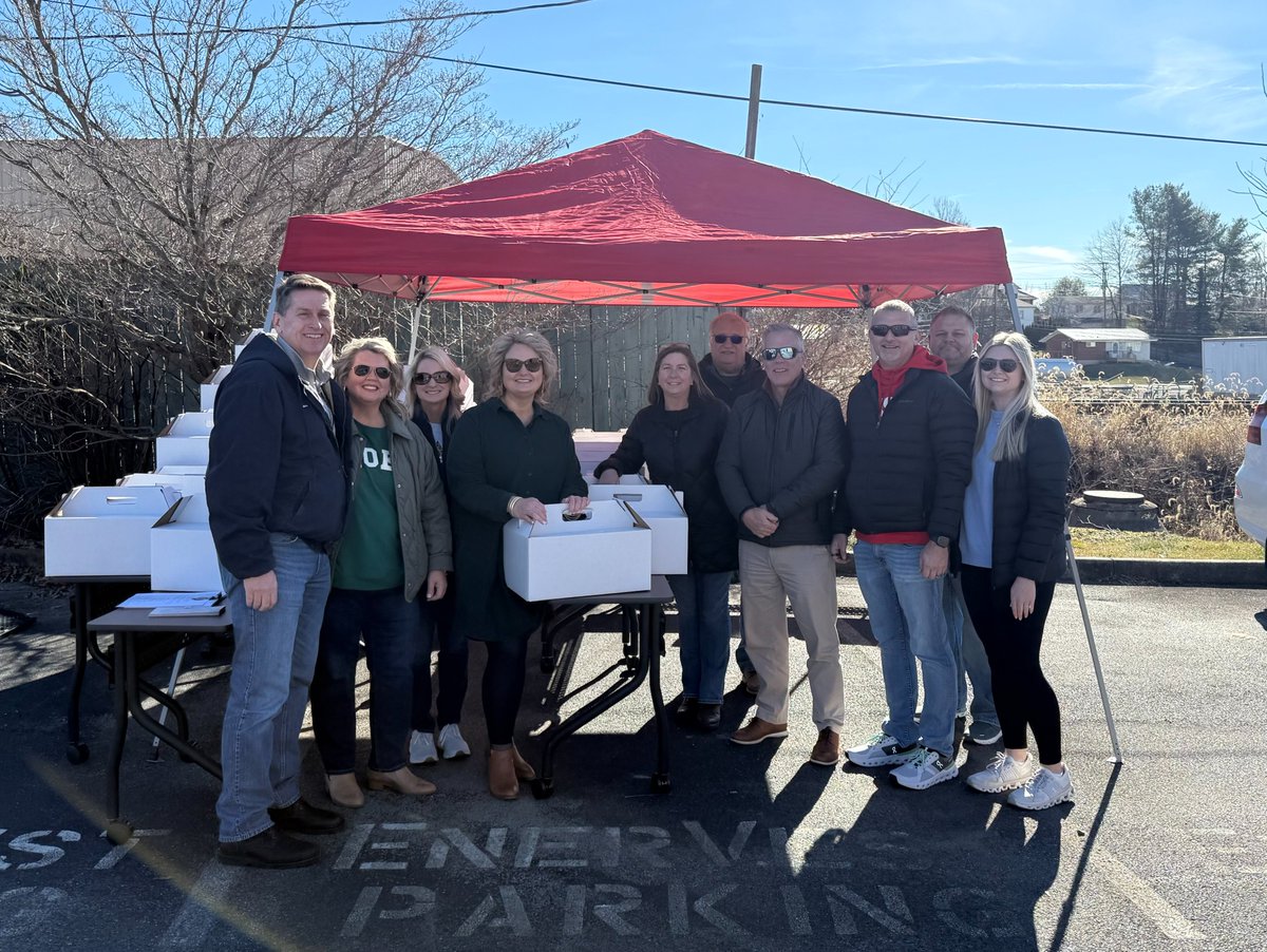 VOGAEnergy's tweet image. VOGA member company employees were in Vansant, Richlands, Clintwood, Abingdon and Norton on Dec. 22 delivering 1,000 Christmas food boxes (enough for 6,000 people) to families in need in Southwest Virginia. VOGA and its members began the program in 2020. #naturalgas