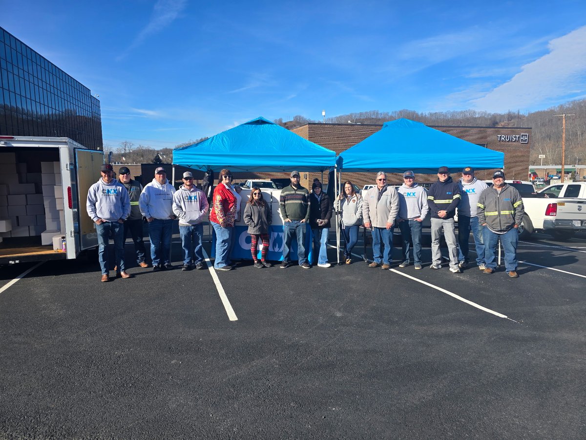 VOGAEnergy's tweet image. VOGA member company employees were in Vansant, Richlands, Clintwood, Abingdon and Norton on Dec. 22 delivering 1,000 Christmas food boxes (enough for 6,000 people) to families in need in Southwest Virginia. VOGA and its members began the program in 2020. #naturalgas