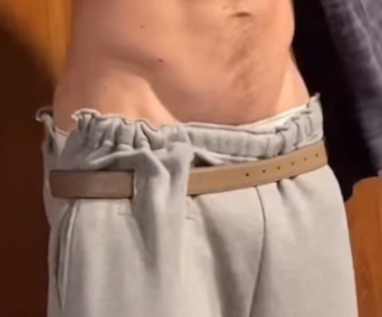 clockwrkpendrgn's tweet photo. the belt is barely holding on for dear life i get it https://t.co/tZHR28bLXL