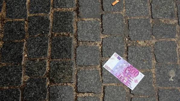 Biri asgari ücretini düşürmüş.