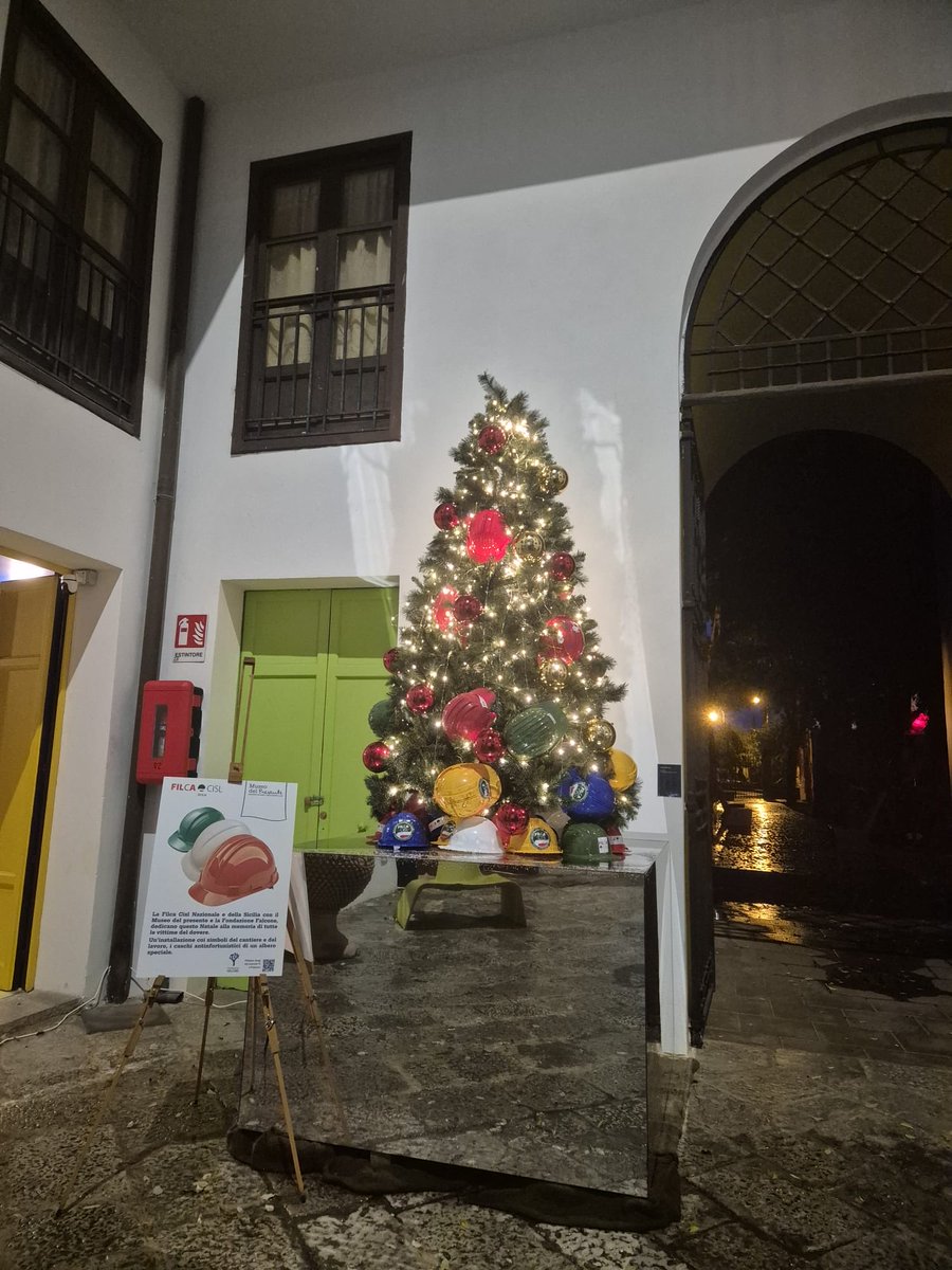 FilcaSicilia's tweet photo. L’albero al Museo del Presente Giovanni Falcone e Paolo Borsellino dedicato quest’anno alle “Vittime del dovere “ ,che purtroppo continuano ad aumentare ogni giorno nei luoghi di lavoro,una preghiera speciale va a loro e ai loro cari 🙏🏽 #fermiamoquestaguerra https://t.co/eZ6Jc1Peh8