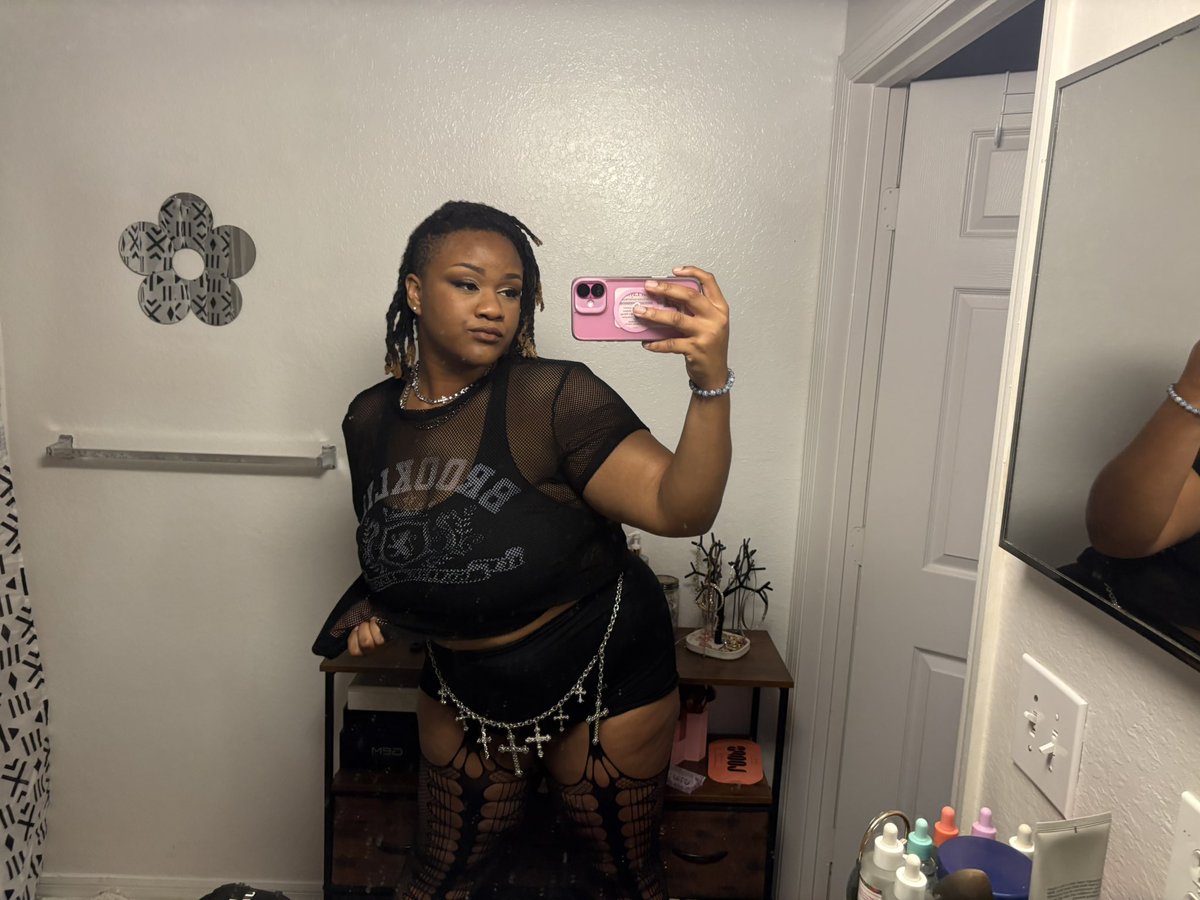 GoddessStarry2's tweet photo. 🖤 https://t.co/r4UP6MiWbk