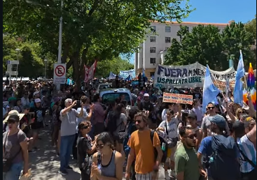 SolerAgus's tweet photo. Mientras @alfredocornejo se esconde en Penitentes, en Casa de Gobierno, se va congregando el Pueblo que dice: NO a la Megaminería en Mendoza, Fuera PSJ, los Glaciares NO se tocan..... @JeronimoShantal @JimehLatorre @EmilioGuinazu https://t.co/HF1b1FUFwa