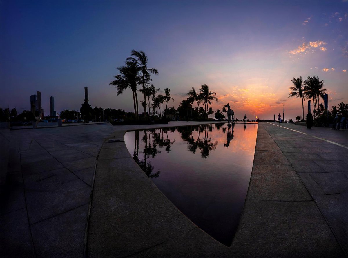 supportphotogs's tweet image. عند الواجهة البحرية في ميدان النورس #جدة، حيث يلتقي الغروب بانعكاسه، ويتحوّل المكان إلى لوحة من الضوء والظل.

التقط بعدسة : @wafa_yareemi

#السعودية #عدسة #مصورين #كامير