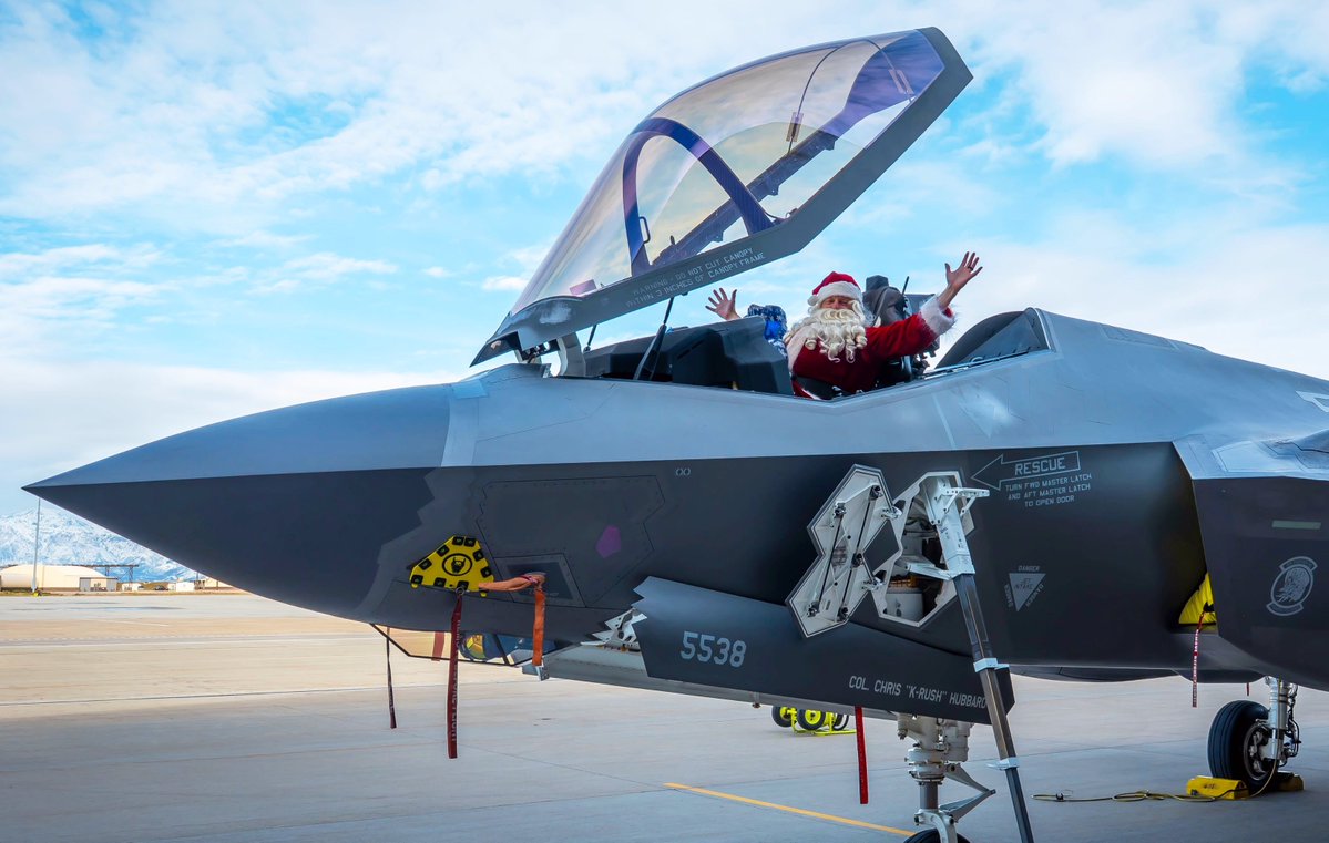 TeroTweet's tweet image. Ilmavoimien F-35A-häivehävittäjän Roll Out -seremonian jälkeen mediassa pohdittiin kuka on se ensimmäinen tyypillä lentävä suomalainen ohjaaja.
Vastaus selvisi Hill Air Force Basen omaistenpäivillä: tietysti maailmankuulu suomalainen lentävän reen ohjastaja.
Kuva: F35JPO