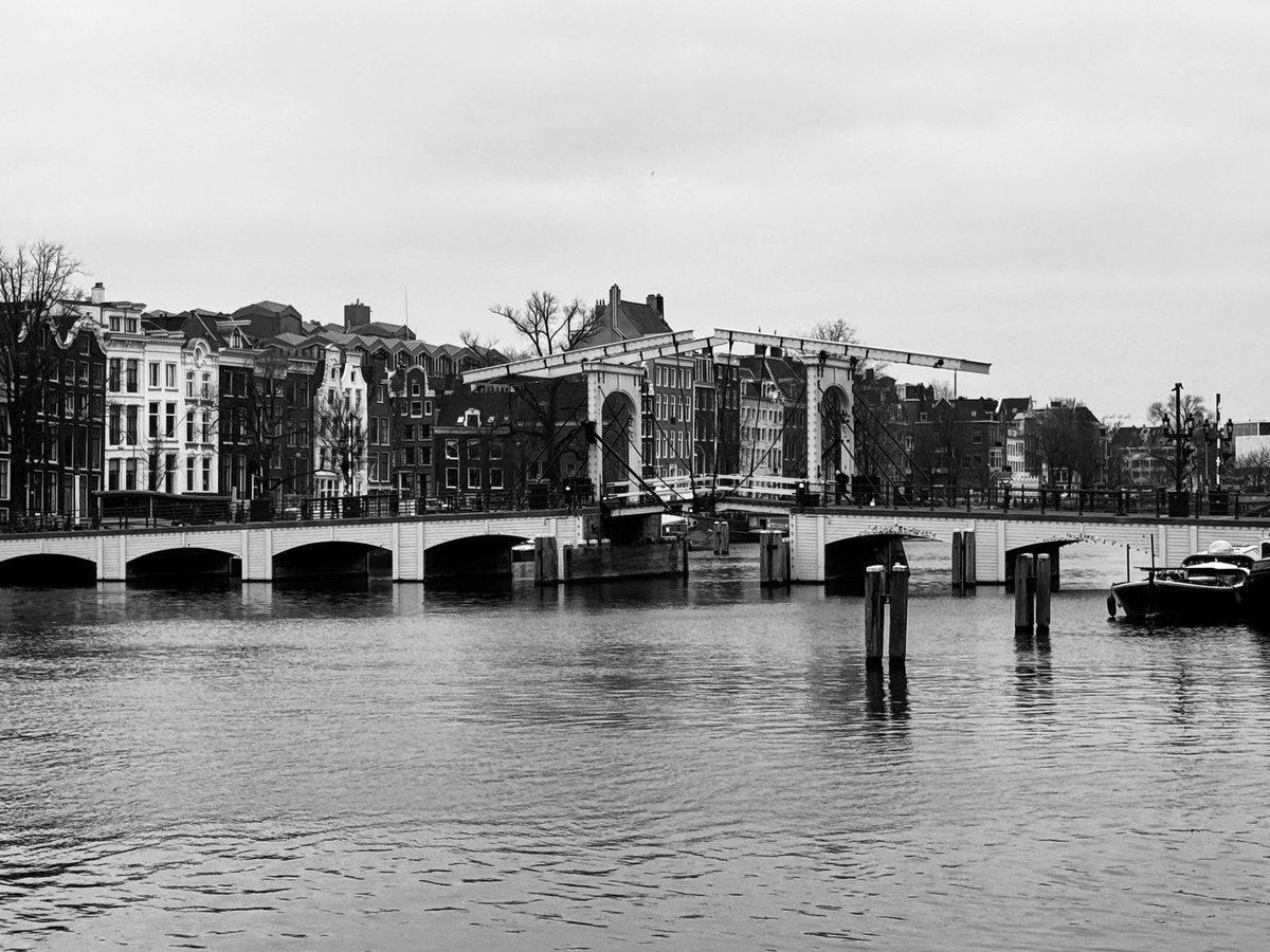 Vandaag mijn 3de etappe van het #FlorisVpad gelopen. Van #Amsterdam naar #Weesp Beide steden zijn heel mooi de route ertussen had mooier gekund. Er was een gure oostenwind waardoor ik startte vanuit Weesp. <a href="/crazylimbo/">Johan de Jonge</a> @edwinvanboxtel @nickscherders