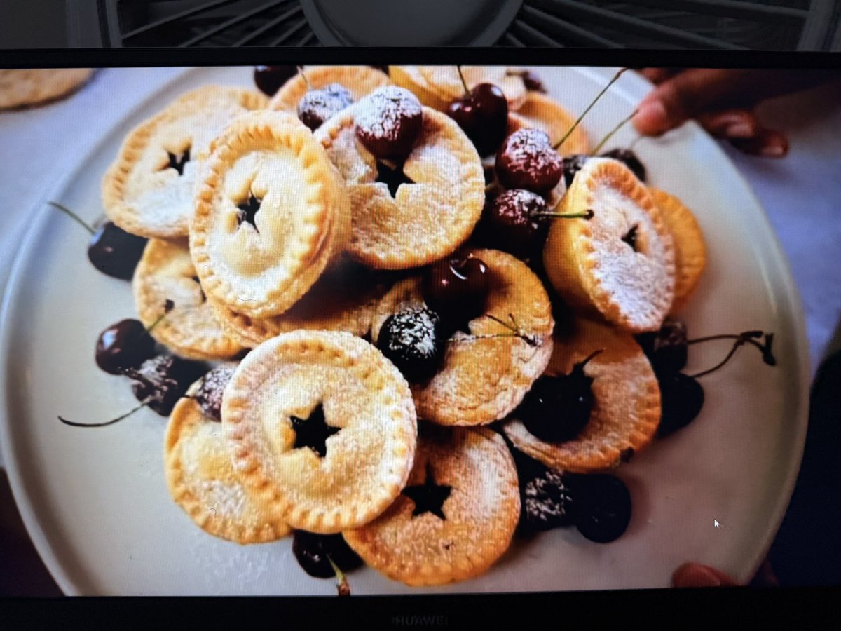 tswana_gent's tweet image. See what @PEPstores_SA can do for your Christmas Table decor 😮‍💨❤️‍🔥 Do run don’t walk  to PEP Home and make this christmas a memorable one 🫵🏾😉 #AfternoonExpress #PEPHOMEExpress #PEPHOMEHost