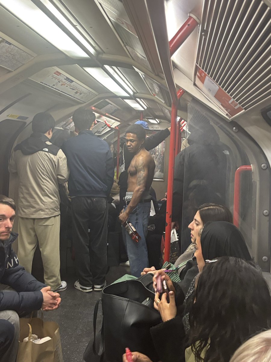 policy_uk's tweet image. Naked from waist up and bottle in hand immediate red flags. Threatening passengers and no one knows what he will do next. Seems the new norm now for every tube journey I take. @MayorofLondon @BTP ?? @ukhomeoffice @RobertJenrick