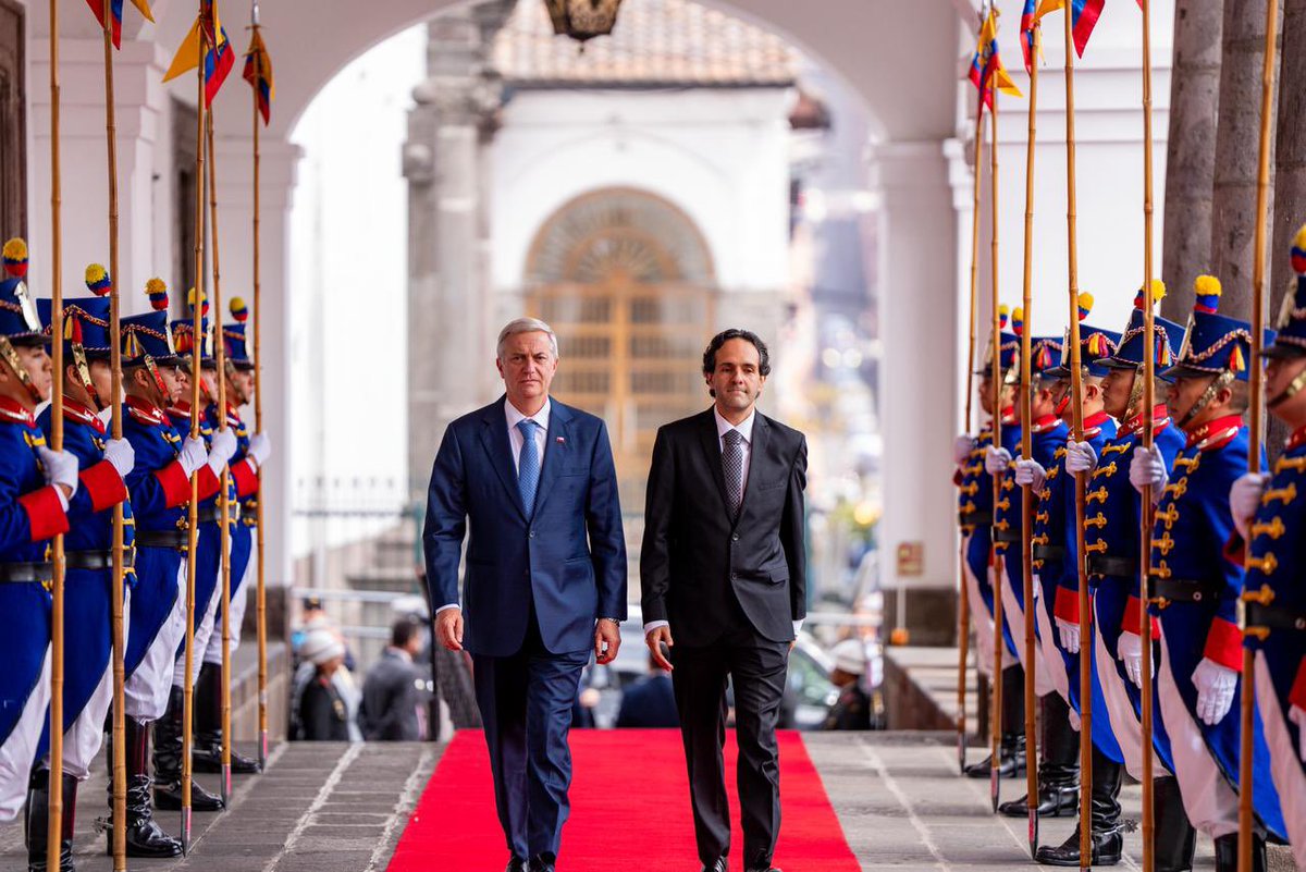 Ingresando al Palacio Carondelet para reunirnos con el Presidente Noboa y miembros del gabinete ecuatoriano.