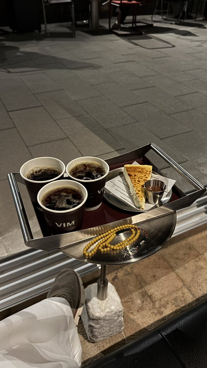 "اشوف الكواكب وانظرك ثامن السبّع
واشوف الثلاث البيض واشوفك الرابع"