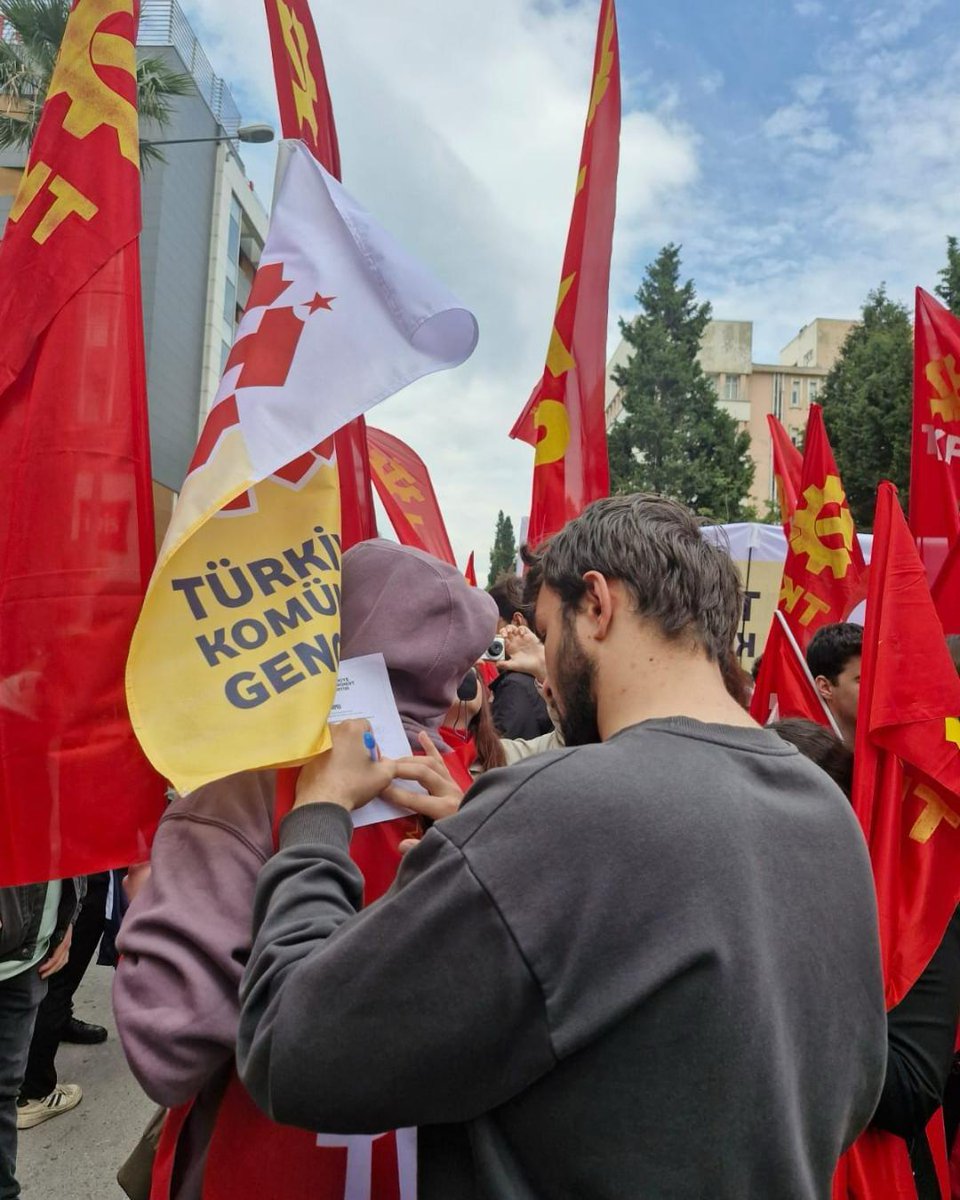 Bazen yumrukların havaya kalktığı bir eylemin tam ortasında adım atarız mücadeleye.

Tam da bu düzenin yükü üzerimize çökmüşken aynı öfkeyi, aynı umudu, aynı heyecanı taşıyanlar yan yana geldiğinde o yük hafifler.

Dostça bir bakışta, kararlı bir cümlede, aydınlık yarınlar için