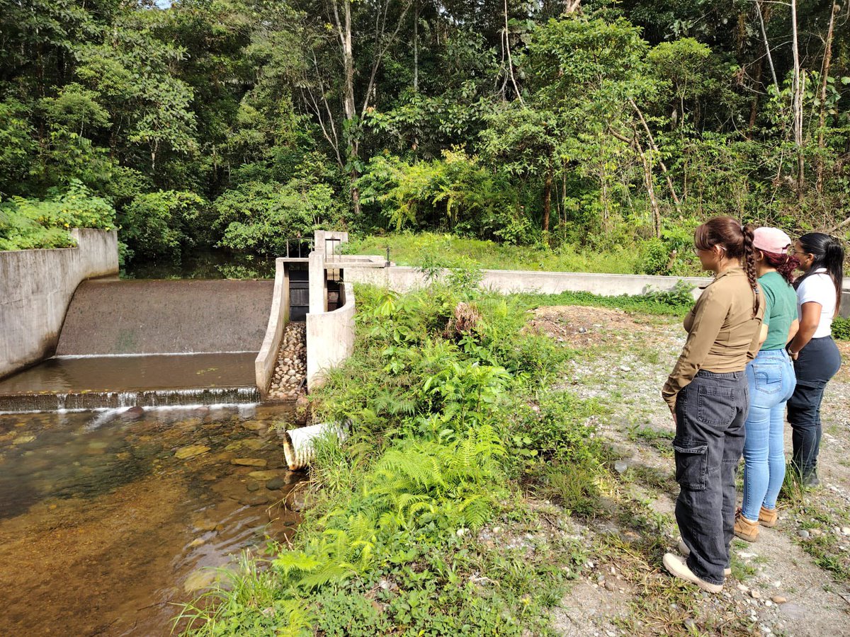 #Sucumbíos | Tomamos muestras de la red del sistema de agua potable “El Manantial”, en Lumbaqui, para verificar la calidad del agua conforme a la normativa vigente y atender las denuncias ciudadanas. El control del agua se hace en territorio. #ElNuevoEcuador