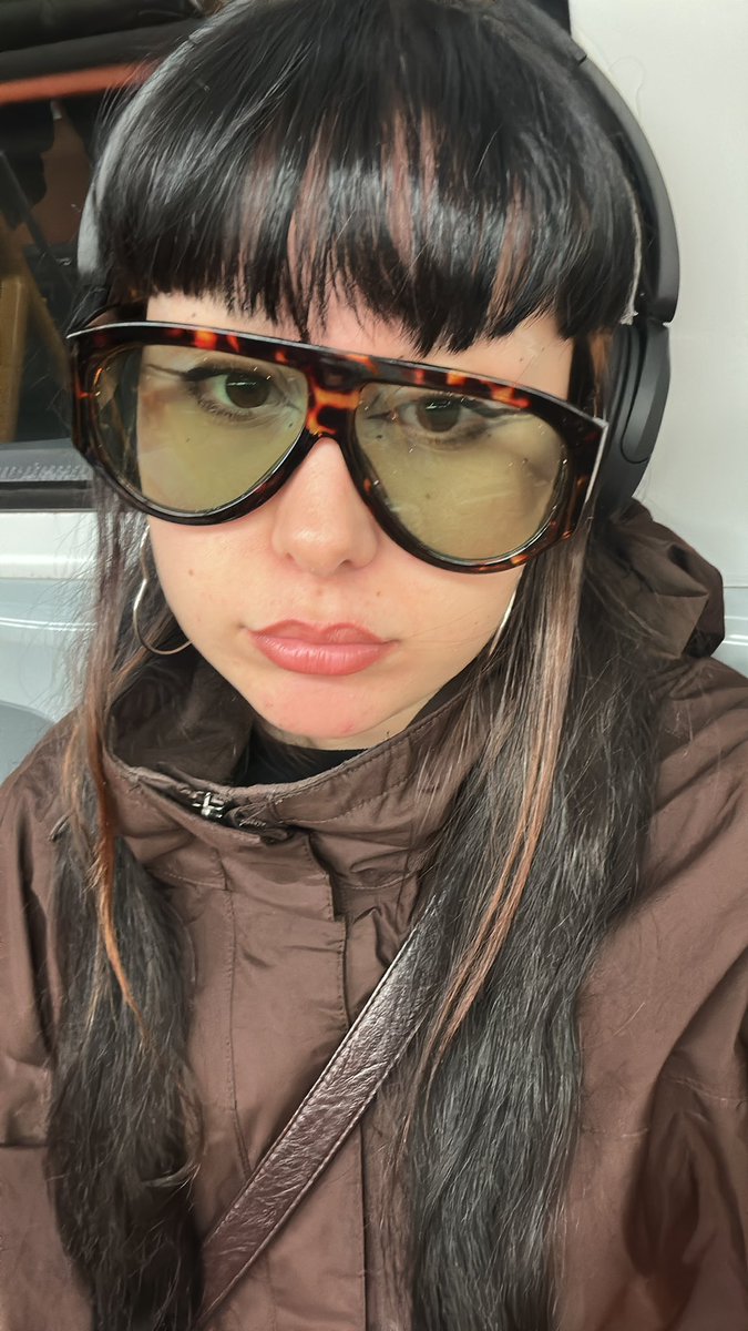 no podéis dejar a una chica que ya se ha decolorado las cejas con un bote de decolorante sola y en navidad