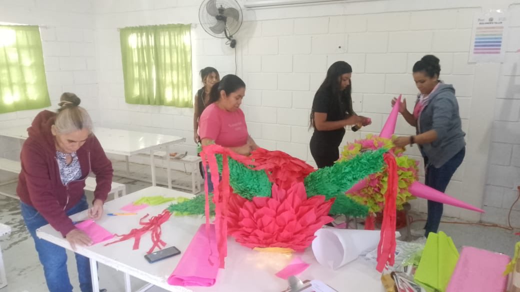 ritaburgos10's tweet photo. Centro Estatal de Prevención del Delito ⁦@SonoraSeguridad⁩ lleva a cabo taller de elaboración de piñatas  para las Mujeres Constructoras de Paz #MUCPAZ #CafeCombate un área de aprendizaje, amistad y momentos divertidos. 
#TrabajamosPorLaPrevención
⁦@AlfonsoDurazo⁩ https://t.co/IngzdXEnMy