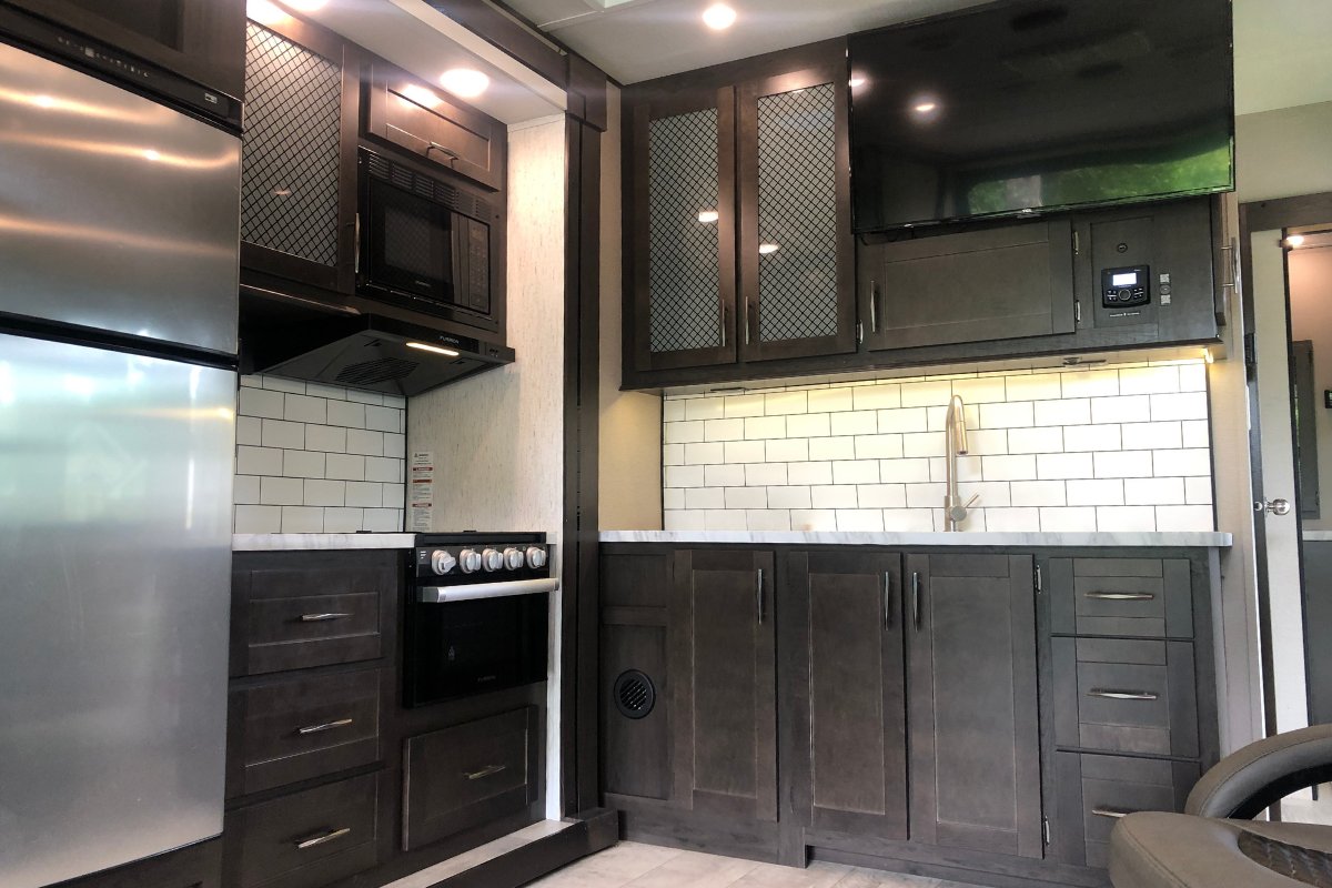 Your next trip just found its RV.

🚐 Used 2022 Grand Design Momentum G Class 25G
💤 sleeps 8
📏 31 ft 
⚖️ 8,532 lbs

Ready to roam → rvs.com/rvdetails/used…