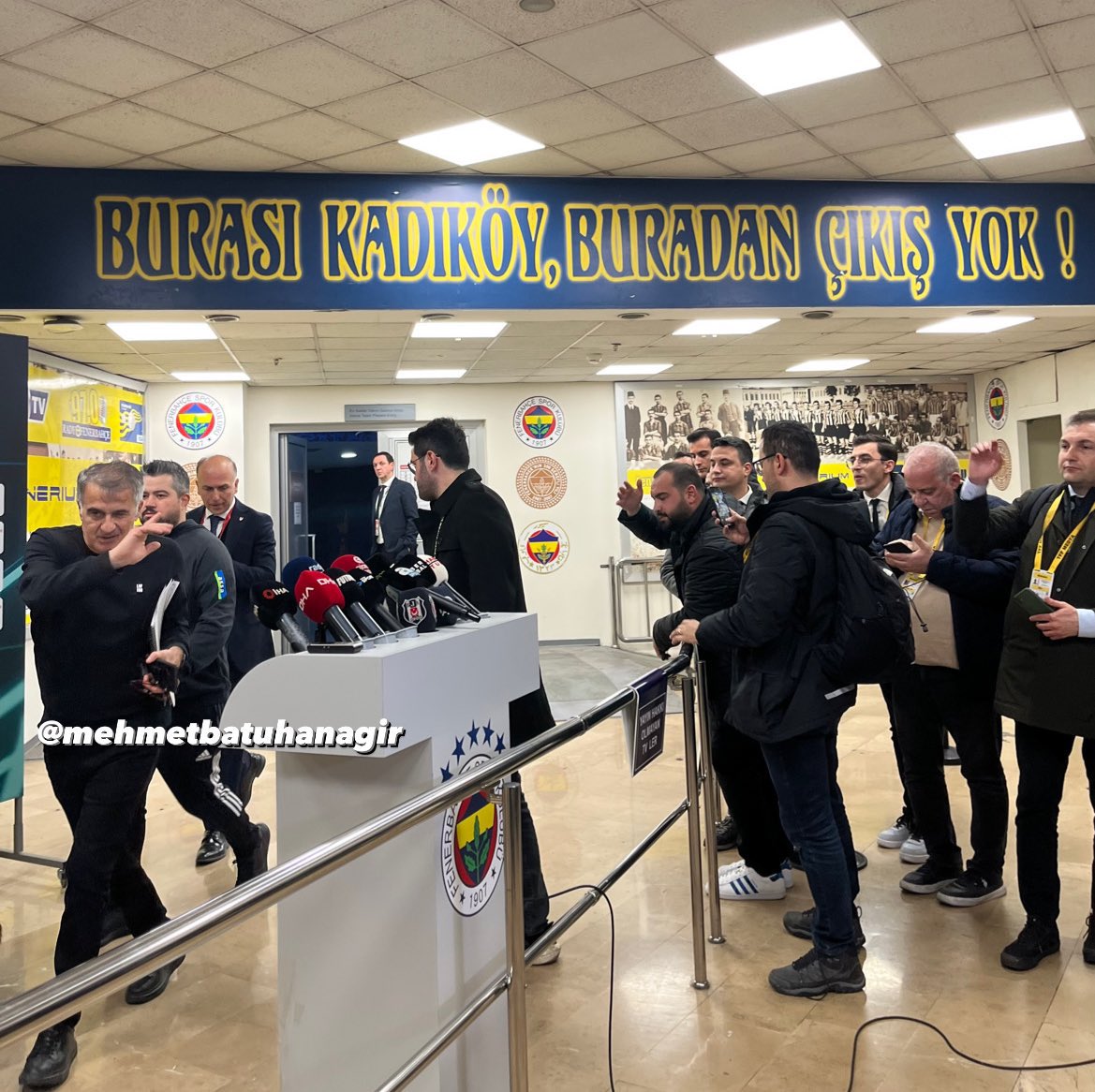 Şenol Güneş: "Şu yazıyı da artık kaldırın. Giren çıkan belli değil."

(2 Nisan 2023)