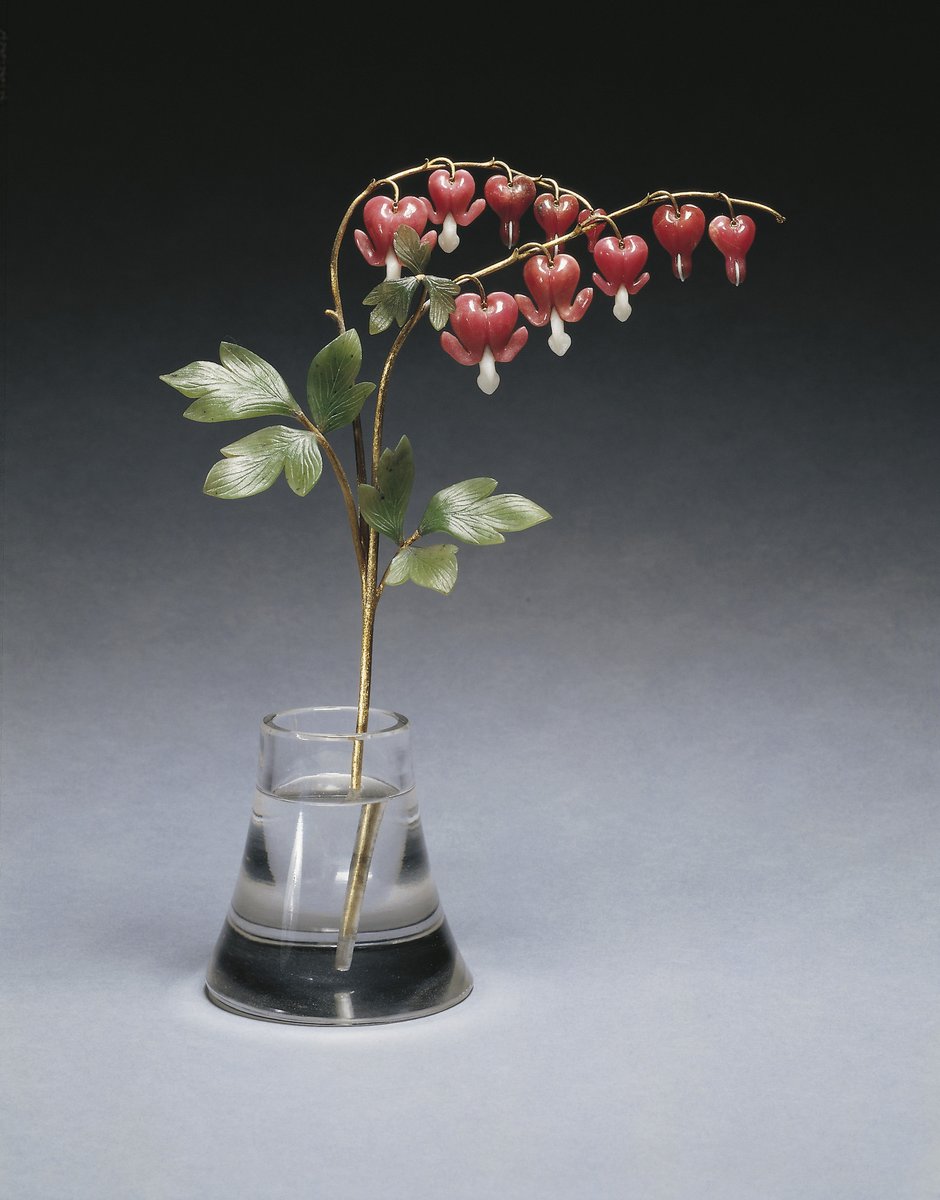 wikivictorian's tweet image. Double spray of bleeding hearts, carved in rhodonite and quartzite, with three sets of three carved nephrite leaves on dull green gold stalks in a rock crystal vase by Fabergé, 1900. Royal Collection.