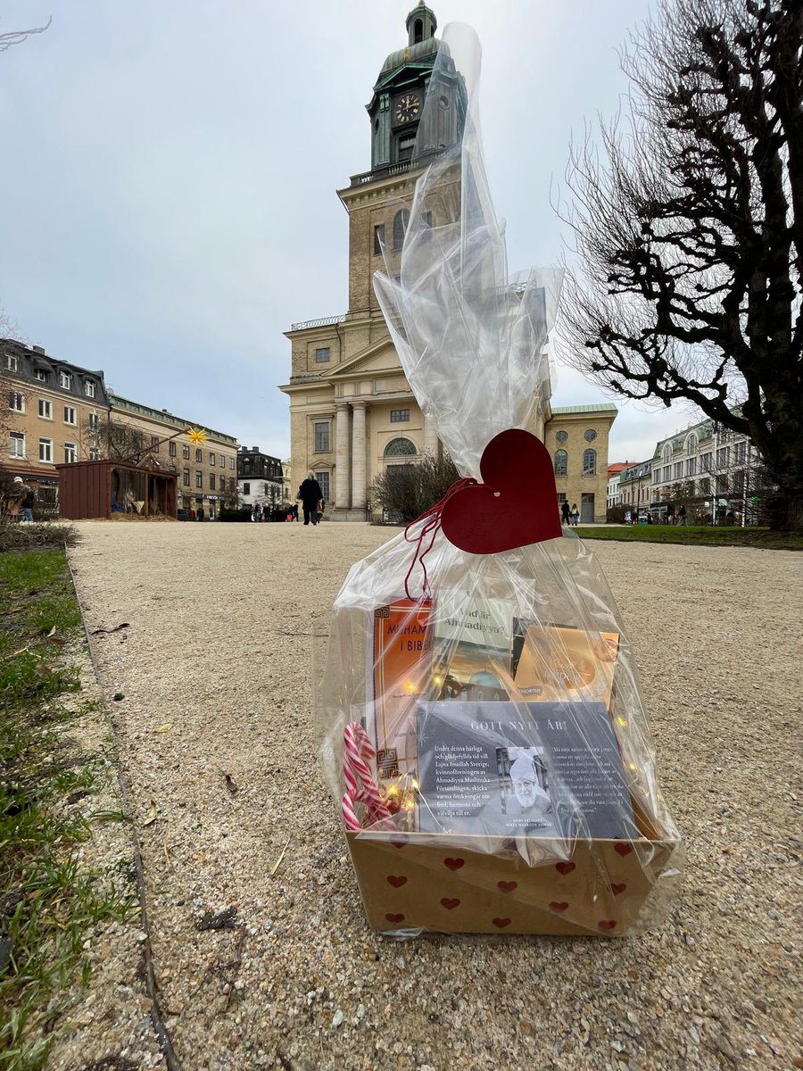 LajnaSweden's tweet photo. Lajna Imaillah Göteborg har idag besökt Domkyrkan för att träffa prästen Maria Bergius och överlämna nyårshälsningar och gåvor. Vi fick också tillfälle att besöka julutställningen och församlingshemmet

#fred #gemenskap #gottnyttår https://t.co/kMFbvNyWdO