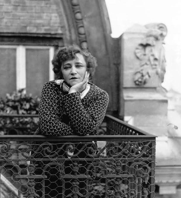 "La vie intérieure est un lieu sans décor, sans témoin, où l’on apprend lentement à supporter ce que l’on est."
Colette, La maison de Claudine