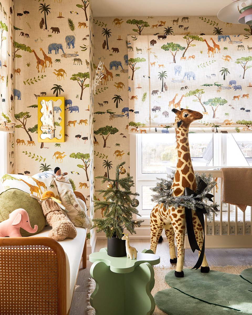 Optez pour une déco traditionnelle, mais ajoutez-y une petite touche moderne: c'est ce qu'a fait la designer Sabrina Albanese en décorant une maison témoin neuve à Richmond Hill, en Ontario, pour les fêtes. -»bit.ly/3YaT7zv
@lomillerphoto @sabrinaalbaneseinteriors