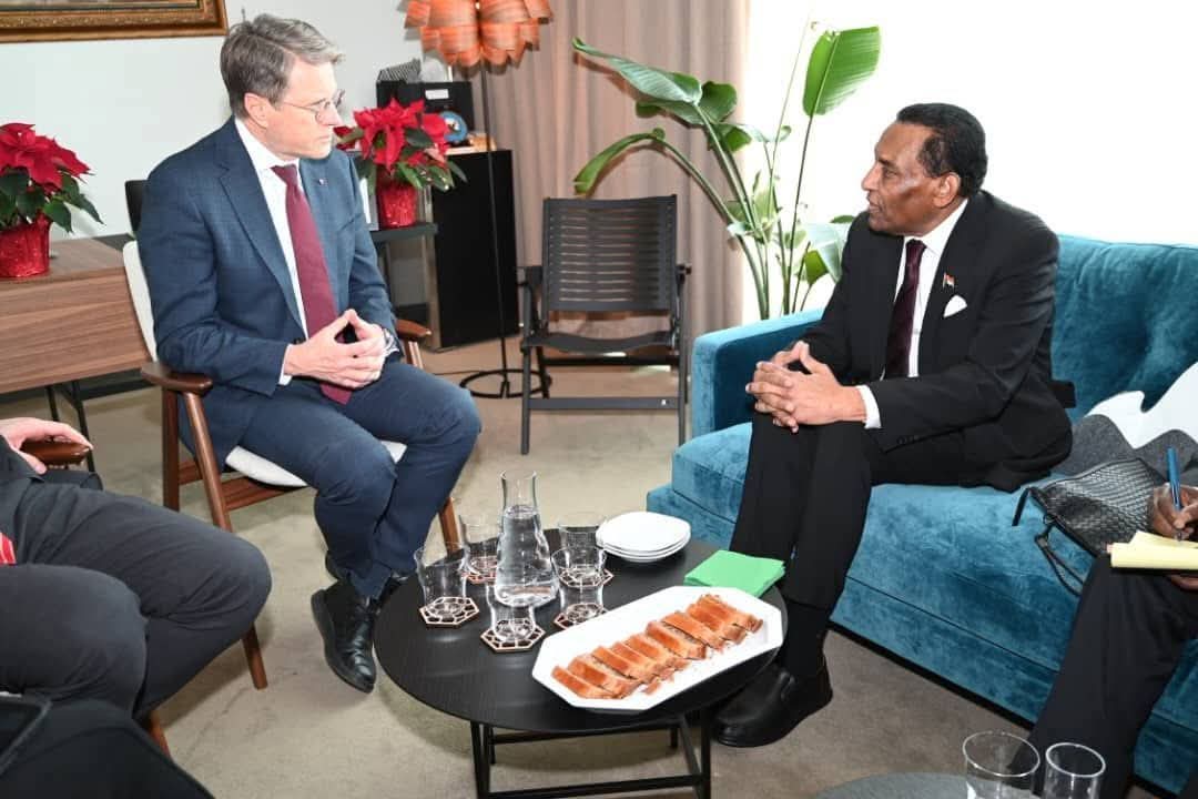 القعدة دي نهايته متين 🤔
 مستشارين المخلوق دا مافيهم ود مقنعة يتكلم معاه وينصحه.