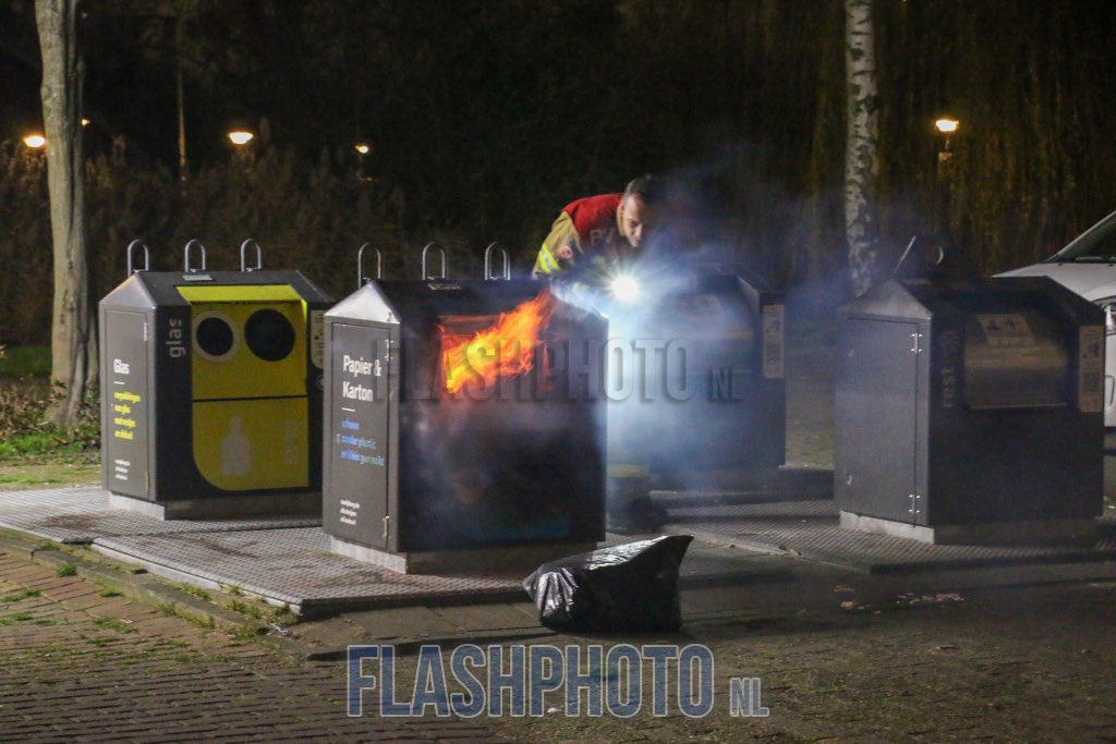 Vlammen slaan uit papiercontainer in Vlaardingen