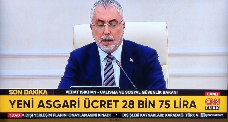 sencudes's tweet photo. İçinde parmağı, imzası, fikri, akıl vereni, hesaplayanı, tuşa basanı, masada kurabiye yiyeni, öğle arasında bulunan herkesinde Allah 28.075 kere belanızı versin hepinizin bak! #asgariücret https://t.co/Ql8NvBMe5t