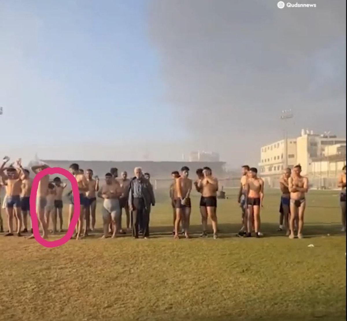 هذه الصورة انتشرت باللغة الإنجليزية لكشف جرائم الاحتلال اتجاه الفلسطينيين وأطفالهم في غزة

خلال أقل من من 24 ساعة حصلت على مليون ونص مشاهدة تقريبا وتفاعل كبير جداً 

بيننا لو نشرناها باللغة العربية ونشرنا معها 10 صور أخرى ، لن يتفاعل معهم أحد بهذا القدر !!

لماذا ؟