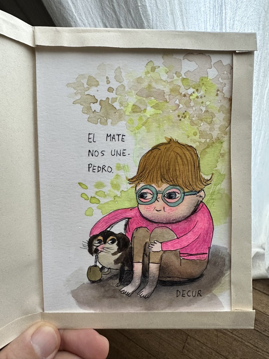 Qué grata sorpresa fue abrir el correo y encontrarte con algo así de lindo hecho a mano por el gran <a href="/DecurG/">Decur</a>. La dedicación en el sobre, el sello de lacre, el arte en cada detalle. 
¡Buscala en el ángulo, IA!
Gracias Guille, una maravilla!!