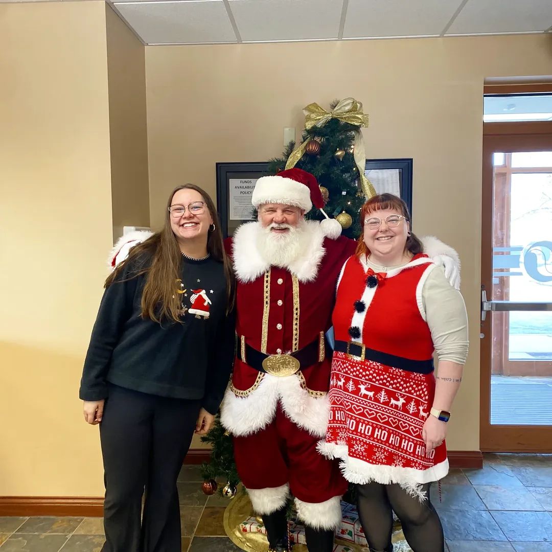 When Santa needs to take care of a little holiday banking, he knows exactly where to go. We loved his visit to our Union Street Branch in Lafayette today and we wish everyone a very Merry Christmas! 🎅🏻