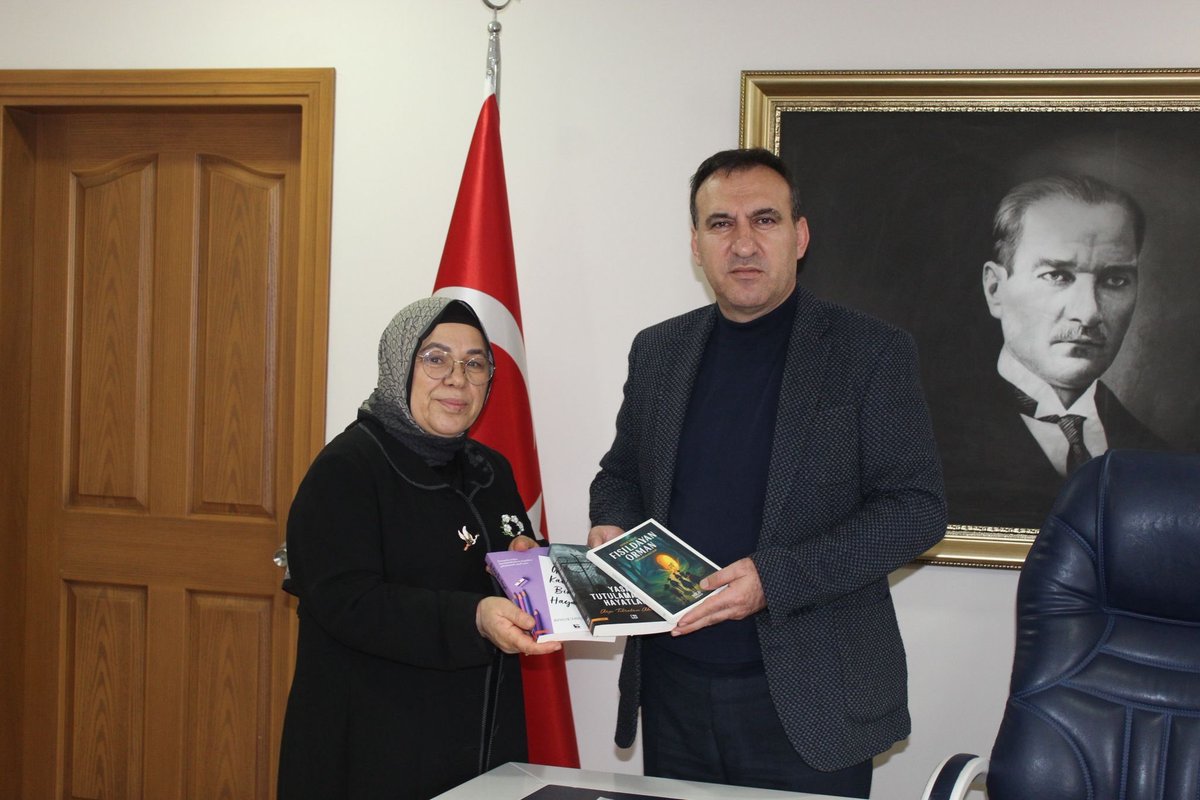 Bugün Büyükçekmece Kaymakamı Sayın Ali İkram Tuna beyefendiyi ziyaret ederek kitaplarımı takdim etme fırsatı buldum.
Nazik ev sahipliği ve edebiyata verdikleri kıymet için kendilerine teşekkür ediyorum.
Kitapların yolu; gönle, söze ve yarına çıksın.
<a href="/BuyukcekmeceKym/">Büyükçekmece Kaymakamlığı</a>