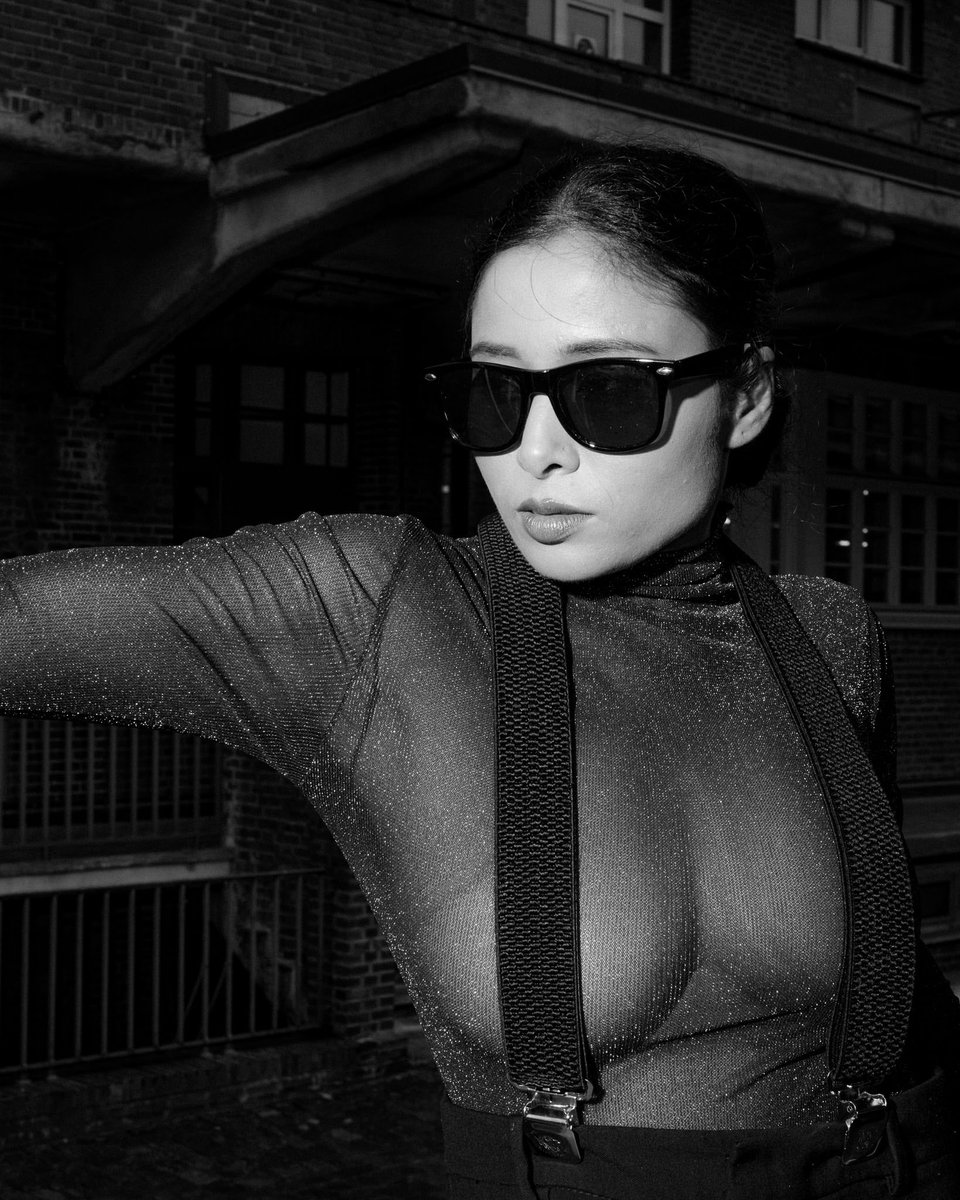 NikitaGordijn90's tweet photo. She doesn’t follow the frame.
She defines it

📸 Photographer: adore.every.body 
🌍 https://t.co/a35GrGwRON

#FashionVibes #GlamourMood #EditorialElegance #StyleWithSoul #ModernGlamour https://t.co/fyaBr6kprh