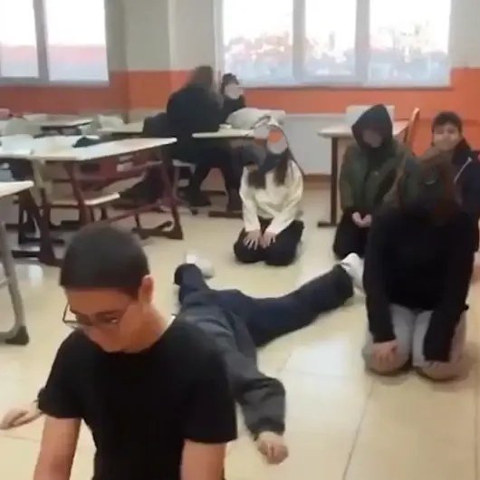 Bugünlerde sosyal medya mecralarında adeta bir akıma dönüşen namazla alay içeren rezil videolar, sadece bir "gençlik cehaleti" değil; bizzat mevcut seküler eğitim çarkının dişlileri arasında öğütülen kimlik sorunsalıdır… 

Çağdaşlık ve özgürlük adı altında dinin direği olan