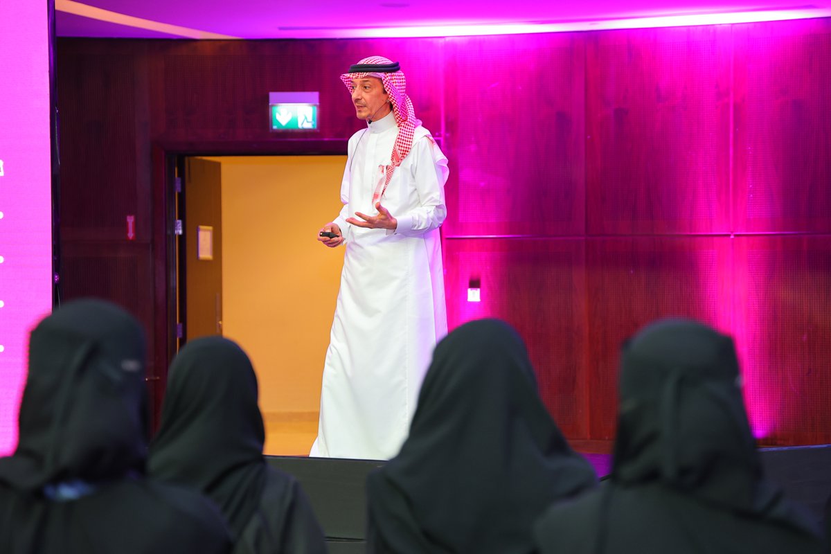 IHOPsa's tweet photo. في جلسة «العودة من الظل»، شاركنا د. أنمار مطاوع رحلة في تطوير الذات، متناولًا التحول الداخلي، واستعادة الثقة، وبناء الحضور بعد مراحل التحدي. #ُTedHop https://t.co/CgWC3bRHFj